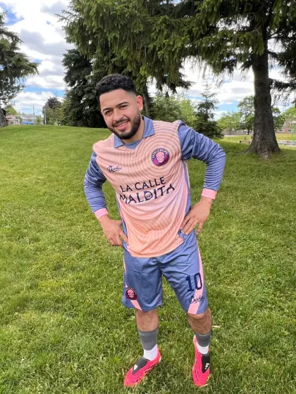 Pedro Luis Flóres, extremo izquierdo de La Calle Maldita, con el uniforme salmón del equipo en una cancha de pasto