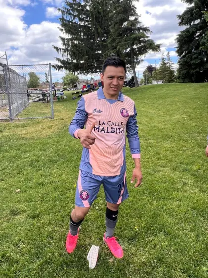 Melki Lorenzana, extremo derecho de La Calle Maldita, con el pulgar arriba en una cancha de pasto