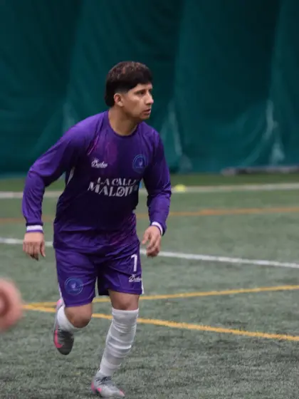 Linder Cordova, lateral derecho de La Calle Maldita, corriendo en la cancha techada