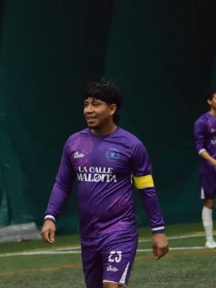 Ricardito Lorenzana, delantero de La Calle Maldita, con el brazalete de capitán en la cancha techada